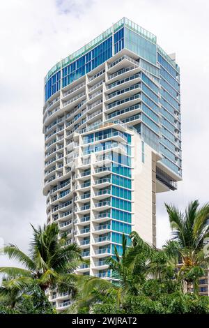 Moderner Apartmentblock von Kalakaua Avenue, Waikiki, Honolulu, Oahu, Hawaii, Vereinigte Staaten von Amerika Stockfoto
