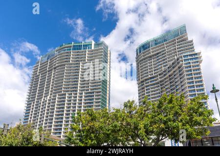 Moderne Apartmentblöcke von Kalakaua Avenue, Waikiki, Honolulu, Oahu, Hawaii, Vereinigte Staaten von Amerika Stockfoto