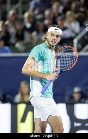 DELRAY BEACH, FL - 16. FEBRUAR: Taylor Fritz aus den USA feiert am 16. Februar 2024 am 8. Tag der Delray Beach Open im Delray Beach Tennis Center. (Foto: Mauricio Paiz) Stockfoto