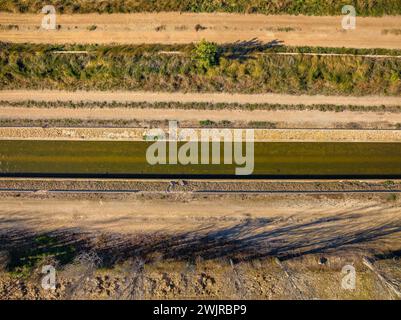 Blick von oben auf einen Wasserkanal im Ebro-Delta (Tarragona, Katalonien, Spanien) ESP Vista aérea cenital de un Canal de Agua en el Delta del Ebro Stockfoto