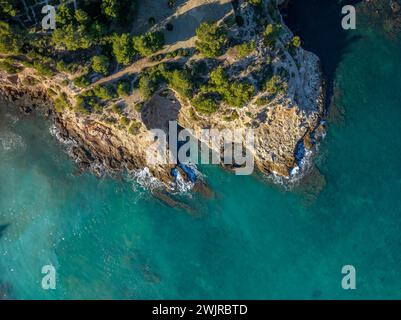Blick von oben auf die Alte Bucht Platja de Ribes, in l'Ametlla de Mar, an der Küste der Costa Daurada (Tarragona, Katalonien, Spanien) Stockfoto