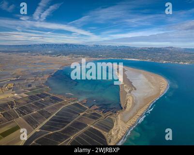 Aus der Vogelperspektive auf Punta del Fangar Point und Fangar Bay im nördlichen Teil des Ebro Delta (Tarragona, Katalonien, Spanien) Stockfoto