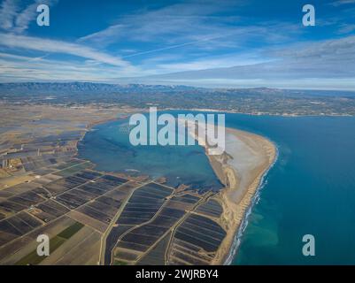 Aus der Vogelperspektive auf Punta del Fangar Point und Fangar Bay im nördlichen Teil des Ebro Delta (Tarragona, Katalonien, Spanien) Stockfoto