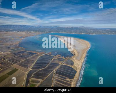 Aus der Vogelperspektive auf Punta del Fangar Point und Fangar Bay im nördlichen Teil des Ebro Delta (Tarragona, Katalonien, Spanien) Stockfoto