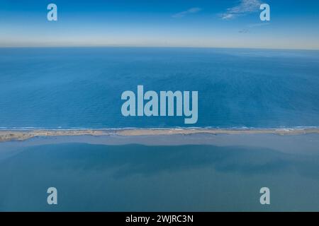 Luftaufnahme des Barra del Trabucador im Ebro-Delta bei einem Winteruntergang (Tarragona Catalonia Spanien) ESP: Vista aérea de la Barra del Trabucador Stockfoto