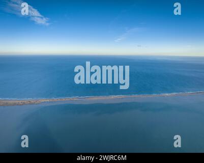 Luftaufnahme des Barra del Trabucador im Ebro-Delta bei einem Winteruntergang (Tarragona Catalonia Spanien) ESP: Vista aérea de la Barra del Trabucador Stockfoto