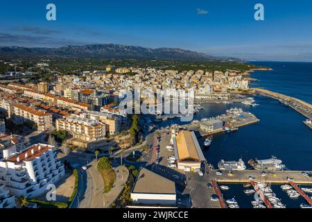 Luftaufnahme der Stadt L'Ametlla de Mar an der Costa Daurada Küste (Tarragona, Katalonien, Spanien) ESP: Vista aérea del Pueblo de L'Ametlla de Mar Stockfoto