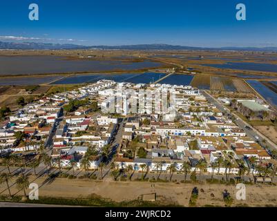 Luftaufnahme der Stadt Poblenou del Delta umgeben von Reisfeldern im Ebro Delta (Montsià, Tarragona, Katalonien, Spanien) Stockfoto