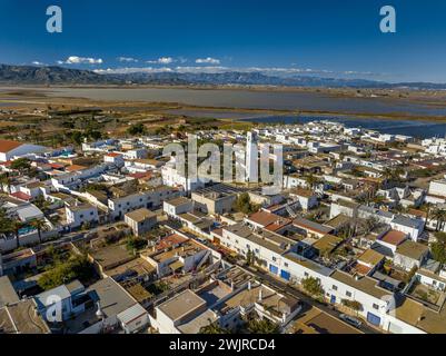 Luftaufnahme der Stadt Poblenou del Delta umgeben von Reisfeldern im Ebro Delta (Montsià, Tarragona, Katalonien, Spanien) Stockfoto