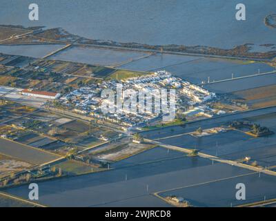 Aus der Vogelperspektive des Dorfes Poblenou del Delta bei Sonnenuntergang im Winter (Tarragona, Katalonien, Spanien) ESP: Vista aérea del Pueblo de Poblenou del Delta Stockfoto