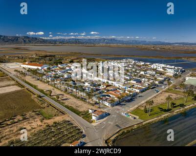 Luftaufnahme der Stadt Poblenou del Delta umgeben von Reisfeldern im Ebro Delta (Montsià, Tarragona, Katalonien, Spanien) Stockfoto