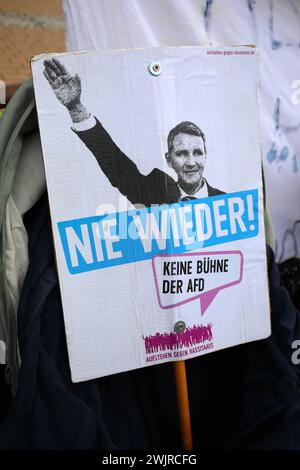 Demonstration unter dem Motto ãNie wieder ist jetzt C für Demokratie, gegen FaschismusÓ- Kundgebung gegen die AfD und Rechtsextremismus - Deutschland, GER, DEU Germany, Gotha, 10.02.2024 - Gotha: Das ãBündnis gegen Rechts. Gotha ist BUNT e. V. Ó ruft zu einer Demonstration unter dem Motto ãNie wieder ist jetzt C für Demokratie, gegen FaschismusÒ auf. Die Demonstration beginnt um 12 Uhr in Gotha-West auf dem Coburger Platz mit einer Auftaktkundgebung und bewegt sich über die Humboldtstraße, Bürgeraue und die Jüdenstraße zum Oberen Hauptmarkt, wo es eine weitere Kundgebung gibt. Hauptauslöser der Stockfoto