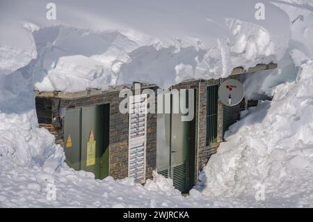 Ein Gebäude, das nach den starken Winterschneefällen 2013 im Schnee hängt (Aran-Tal, Lleida, Katalonien, Spanien, Pyrenäen) Stockfoto