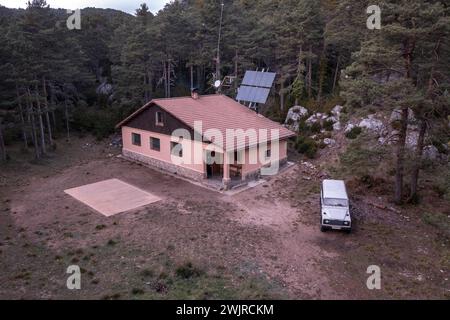 Aus der Vogelperspektive des Schutzgebiets Font Ferrera (Naturpark Els Ports, Tarragona, Katalonien, Spanien) ESP: Vista aérea del refugio de la Font Ferrera Stockfoto