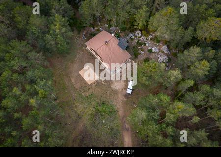 Aus der Vogelperspektive des Schutzgebiets Font Ferrera (Naturpark Els Ports, Tarragona, Katalonien, Spanien) ESP: Vista aérea del refugio de la Font Ferrera Stockfoto