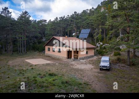 Aus der Vogelperspektive des Schutzgebiets Font Ferrera (Naturpark Els Ports, Tarragona, Katalonien, Spanien) ESP: Vista aérea del refugio de la Font Ferrera Stockfoto