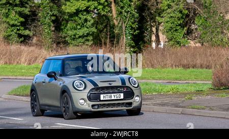 Milton Keynes, UK-Feb 16th 2024: 2018 Mini Cooper S Auto fährt auf einer englischen Straße Stockfoto