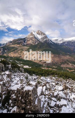 Große Felsblöcke im Saldes-Tal in der Nähe der Gipfel Tossal de Maçaners und Pedraforca (Alt Berguedà, Katalonien, Spanien, Pyrenäen) Stockfoto