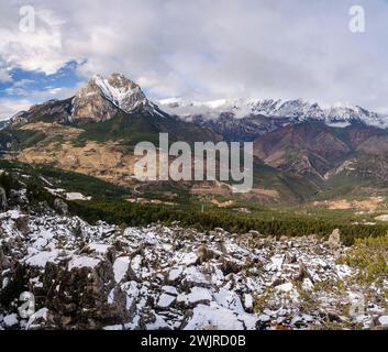 Große Felsblöcke im Saldes-Tal in der Nähe der Gipfel Tossal de Maçaners und Pedraforca (Alt Berguedà, Katalonien, Spanien, Pyrenäen) Stockfoto