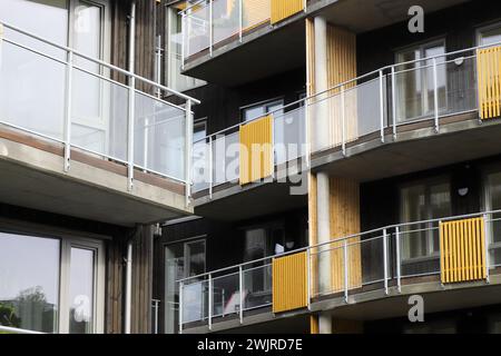 Nahaufnahme eines modernen Apartmenthauses mit Balkonen. Stockfoto