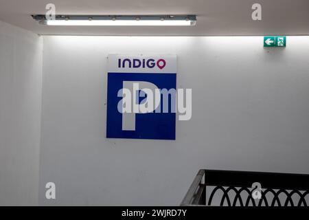Bordeaux , Frankreich - 02 12 2024 : Indigo Logo und Text Marke Parkplatz Vinci französische Gesellschaft, die Parkdienste für Autos anbietet Stockfoto
