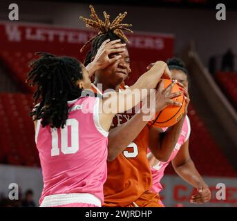 14. Februar 2024: Houston, Texas, USA: Texas Stürmer DeYona Gaston (5) kämpft am 14. Februar 2024 in Houston gegen Britney Onyeje (10) um einen Rückstoß während eines Big 12 Frauen Basketballspiels zwischen den Houston Cougars und den Texas Longhorns. Texas gewann 82:66. (Kreditbild: © Scott Coleman/ZUMA Press Wire) NUR REDAKTIONELLE VERWENDUNG! Nicht für kommerzielle ZWECKE! Stockfoto