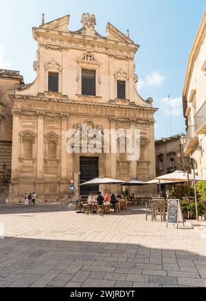 Lecce, Apulien, Italien - 23. Oktober 2023: Blick auf die Kirche von Gesu oder Madonna del Buon Consiglio, im historischen Zentrum von Lecce. Stockfoto