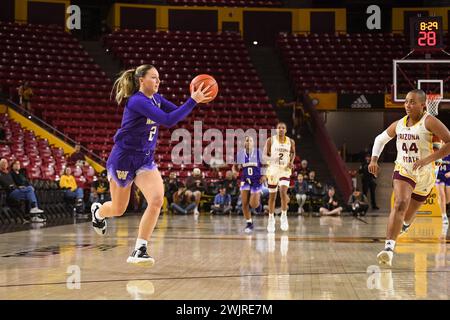 Washington Huskies Stürmer Lauren Schwartz (2) fährt in der zweiten Hälfte des NCAA Basketballspiels gegen Arizona State in Tempe auf den Korb zu. Stockfoto