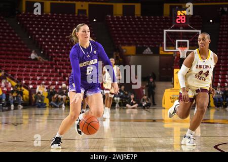 Washington Huskies Stürmer Lauren Schwartz (2) fährt in der zweiten Hälfte des NCAA Basketballspiels gegen Arizona State in Tempe auf den Korb zu. Stockfoto