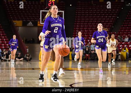 Washington Huskies Stürmer Lauren Schwartz (2) fährt in der zweiten Hälfte des NCAA Basketballspiels gegen Arizona State in Tempe auf den Korb zu. Stockfoto