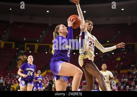 Washington Huskies Stürmer Lauren Schwartz (2) fährt in der zweiten Hälfte des NCAA Basketballspiels gegen Arizona State in Tempe auf den Korb zu. Stockfoto