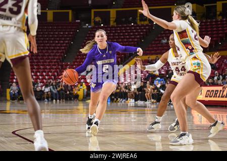 Washington Huskies Stürmer Lauren Schwartz (2) fährt in der zweiten Hälfte des NCAA Basketballspiels gegen Arizona State in Tempe auf den Korb zu. Stockfoto