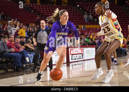 Washington Huskies Stürmer Lauren Schwartz (2) fährt in Überstunden des NCAA Basketballspiels gegen Arizona State in Tempe, Arizon, auf den Korb zu Stockfoto