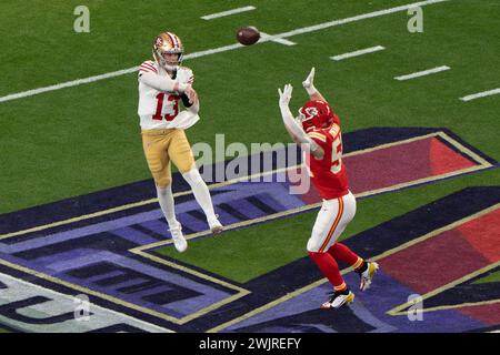 Februar 2024; Las Vegas, Nevada, USA; San Francisco 49ers Quarterback Brock Purdy (13) wirft den Fußball im ersten Quartal gegen Kansas City Chiefs Linebacker Leo Chenal (54) im Allegiant Stadium während des Super Bowl LVIII. Pflichtbeitrag: Stan Szeto - Image of Sport Stockfoto