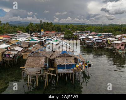 Blick aus der Vogelperspektive auf Squatter Stelzenhäuser über dem Meer in Zamboanga del Sur. Mindanao, Philippinen. Stockfoto