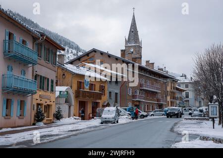 Winterblick auf die Hauptstraße von Lanslebourg, einer kleinen, malerischen Stadt in den französischen Alpen Stockfoto