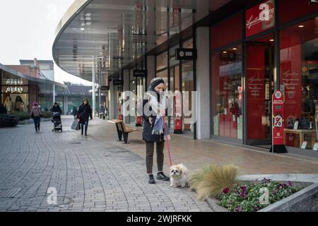 Novara, Italien, 16. Januar 2024: Frau mit Hund schlendert durch das Einkaufszentrum „Vicolungo the Style Outlets“ Stockfoto