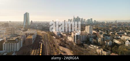 Panorama von Frankfurt am Main am Abend vom Güterbahnhof frankfurt ost aus gesehen Stockfoto