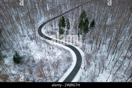 Kurvenreiche Straße durch die karge Landschaft im Winter deutschlands Stockfoto