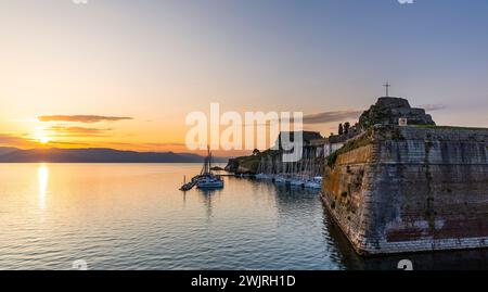 Sonnenaufgang in der Nähe der alten venezianischen Festung in der Stadt Korfu Stockfoto