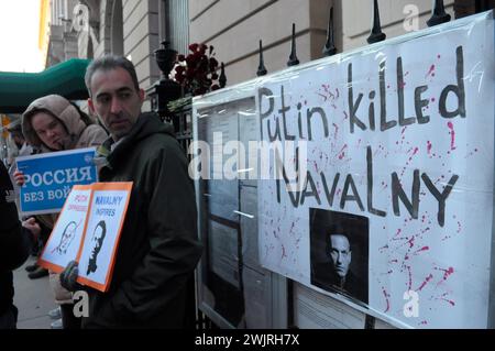 Demonstranten halten Plakate, auf denen ihre Meinung zu Alexej Nawalny und Wladimir Putin bei einer Mahnwache für Nawalny zum Ausdruck gebracht wird. Die Mahnwache fand vor dem Generalkonsulat der Russischen Föderation im Stadtteil Manhattan in New York City statt. Laut einem Bericht des russischen Gefängnisdienstes starb Alexej Nawalny, ein ehemaliger Anwalt und Kritiker von Wladimir Putin, im Gefängnis in einer russischen Strafkolonie nördlich des Polarkreises. US-Präsident Joe Biden beschuldigte Putin für Nawalnys Tod. Nawalny verbüßte eine kombinierte Gefängnisstrafe von mehr als 30 Jahren. Stockfoto