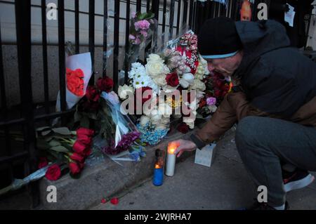 New York, Usa. Februar 2024. Ein Demonstrator stellt eine Kerze bei einer Mahnwache für Alexej Nawalny. Die Mahnwache fand vor dem Generalkonsulat der Russischen Föderation im Stadtteil Manhattan in New York City statt. Laut einem Bericht des russischen Gefängnisdienstes starb Alexej Nawalny, ein ehemaliger Anwalt und Kritiker von Wladimir Putin, im Gefängnis in einer russischen Strafkolonie nördlich des Polarkreises. US-Präsident Joe Biden beschuldigte Putin für Nawalnys Tod. Nawalny verbüßte eine kombinierte Gefängnisstrafe von mehr als 30 Jahren. Quelle: SOPA Images Limited/Alamy Live News Stockfoto