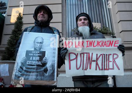 Demonstranten halten Plakate, auf denen sie ihre Meinung zu Wladimir Putin bei einer Mahnwache für Alexej Nawalny zum Ausdruck bringen. Die Mahnwache fand vor dem Generalkonsulat der Russischen Föderation im Stadtteil Manhattan in New York City statt. Laut einem Bericht des russischen Gefängnisdienstes starb Alexej Nawalny, ein ehemaliger Anwalt und Kritiker von Wladimir Putin, im Gefängnis in einer russischen Strafkolonie nördlich des Polarkreises. US-Präsident Joe Biden beschuldigte Putin für Nawalnys Tod. Nawalny verbüßte eine kombinierte Gefängnisstrafe von mehr als 30 Jahren. (Foto: Jimin Kim/SOPA Images/SIPA USA) Stockfoto