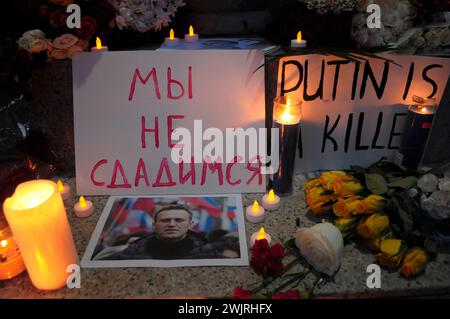 Bei einer Mahnwache für Nawalny werden Kerzen und Plakate mit der Meinung der Demonstranten und ein Foto von Alexej Nawalny gesehen. Die Mahnwache fand vor dem Generalkonsulat der Russischen Föderation im Stadtteil Manhattan in New York City statt. Laut einem Bericht des russischen Gefängnisdienstes starb Alexej Nawalny, ein ehemaliger Anwalt und Kritiker von Wladimir Putin, im Gefängnis in einer russischen Strafkolonie nördlich des Polarkreises. US-Präsident Joe Biden beschuldigte Putin für Nawalnys Tod. Nawalny verbüßte eine kombinierte Gefängnisstrafe von mehr als 30 Jahren. (Foto: Jimin Kim/SOPA Images/SIPA USA) Stockfoto