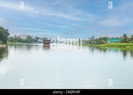 Nakhon Chai Si, THAILAND - 5. Dezember 2023: Touristenboot von bangkok überquert den Nakhon Chai Si Fluss am Wochenende, Nakhon Pathom Thailand. Stockfoto