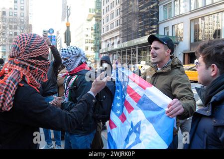 Pro-palästinensische und pro-israelische Demonstranten stoßen bei einer Kundgebung aufeinander. Demonstranten versammelten sich vor der New York Public Library in Manhattan, New York City und forderten ein Ende der Zensur der palästinensischen Rede in Schulen. Die Demonstranten verurteilten auch Islamfeindlichkeit gegen palästinensische Schüler und Lehrer. Am Donnerstag überfielen die israelischen Streitkräfte das Nasser-Krankenhaus in Khan Younis im südlichen Gaza, um Hamas-Mitglieder und die Leichen toter Geiseln zu finden. Der Überfall zog Bedenken hinsichtlich der Sicherheit der Patienten, des medizinischen Personals und der im Krankenhaus untergebrachten Menschen auf sich. Laut Gazas Health Minis Stockfoto