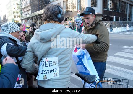 Pro-palästinensische und pro-israelische Demonstranten stoßen bei einer Kundgebung aufeinander. Demonstranten versammelten sich vor der New York Public Library in Manhattan, New York City und forderten ein Ende der Zensur der palästinensischen Rede in Schulen. Die Demonstranten verurteilten auch Islamfeindlichkeit gegen palästinensische Schüler und Lehrer. Am Donnerstag überfielen die israelischen Streitkräfte das Nasser-Krankenhaus in Khan Younis im südlichen Gaza, um Hamas-Mitglieder und die Leichen toter Geiseln zu finden. Der Überfall zog Bedenken hinsichtlich der Sicherheit der Patienten, des medizinischen Personals und der im Krankenhaus untergebrachten Menschen auf sich. Laut Gazas Health Minis Stockfoto