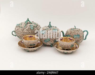 Meissener Manufaktur. Dekor Tee Service genannt "Schneeball". Hartes Porzellan, polychrome Emails. 2. Viertel des 18. Jahrhunderts. Museum der Schönen Künste der Stadt Paris, Petit Palais. Fayence, Dienst an den, ihre Gerichte, 18. 18. 18. 18. 18. 18. 18. 18. 18. 18. 18 18. Jahrhundert Stockfoto