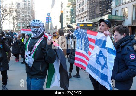 Ein pro-palästinensischer Demonstrant, der die palästinensische Flagge trägt, und pro-israelische Demonstranten, die eine amerikanische und israelische Flagge halten, stehen bei einer Kundgebung nahe beieinander. Demonstranten versammelten sich vor der New York Public Library in Manhattan, New York City und forderten ein Ende der Zensur der palästinensischen Rede in Schulen. Die Demonstranten verurteilten auch Islamfeindlichkeit gegen palästinensische Schüler und Lehrer. Am Donnerstag überfielen die israelischen Streitkräfte das Nasser-Krankenhaus in Khan Younis im südlichen Gaza, um Hamas-Mitglieder und die Leichen toter Geiseln zu finden. Die Razzia sorgte für Bedenken hinsichtlich der Sicherheit des Pat Stockfoto