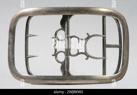 Silver Loop 1. Titel 950/1000. Von 1838. Vereinter Bombenstreifen, Estrich mit durchbrochenem Muster, Ardillon mit durchbrochenem Sockel. Stockfoto